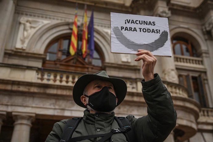 Archivo - Un hombre sostiene un cartel donde se lee ¡Vacunas para todas! durante una manifestación que reclama la liberación de las patentes de las vacunas para el Covid-19, a 7 de abril de 2021, en Valencia, Comunidad Valenciana (España). Esta protes