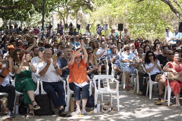 El alcalde de Valencia, Joan Ribó (2i), y la vicepresidenta de la Generalitat Valenciana y portavoz del Consell, Mónica Oltra, juntos durante un acto de Compromís, en el Jardín del Turia. 