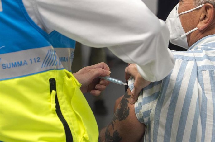 Archivo - Una trabajadora sanitaria administra la primera dosis de la vacuna AstraZeneca contra el Covid-19 a una persona en el Wizink Center,