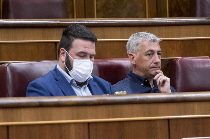 Los diputados de EH Bildu, Jon Iñarritu (i) y Oskar Matute (d), en una sesión plenaria, en el Congreso