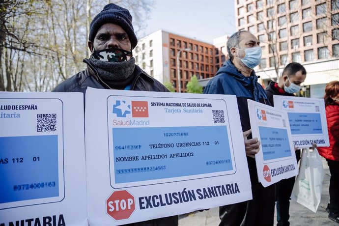 Archivo - Varios manifestantes que han sufrido exclusión sanitaria portan carteles y protestan durante una concentración frente al Ministerio de Sanidad, a 7 de abril de 2022, en Madrid (España).