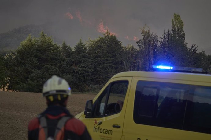 Un bombero a su llegada a la zona de Maquírriain tras avanzar el incendio de Ujué, a 19 de junio de 2022, en Maquírriain, Navarra, (España). Éste es uno de los incendios que permanecen activos en la Comunidad foral. Durante la madrugada se  desalojó  el