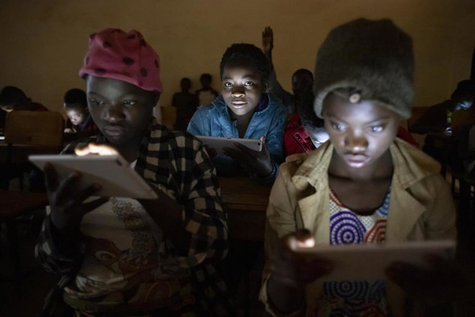 Archivo - Estudiantes en Malaui.