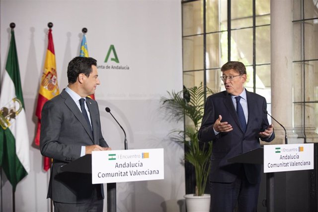 Archivo - El presidente de la Junta, Juanma Moreno (i), y el presidente de la Generalitat Valenciana, Ximo Puig (d), comparecen en rueda de prensa tras la reunión el I Encuentro Andalucía-Comunitat Valenciana