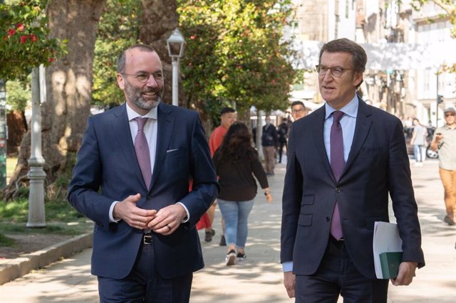 Archivo - El líder del PP, Alberto Núñez Feijóo, se reúne en Santiago con el presidente del Grupo Popular Europeo, Manfred Weber.
