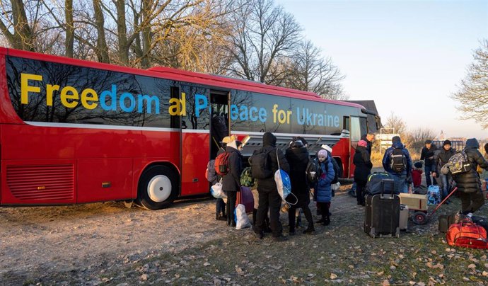 Archivo - 14 March 2022, Mecklenburg-Western Pomerania, Barth: Refugees from Ukraine arrive by bus at the adventure riding farm Bernsteinreiter Barth, where More than 20 war refugees are to live on the premises. According to UN figures, around 2.7 milli