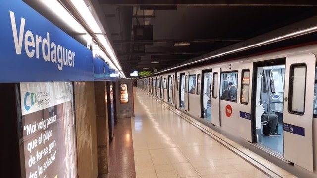 La estación de Verdaguer de la L5 del Metro de Barcelona durante el estado de alarma por el coronavirus
