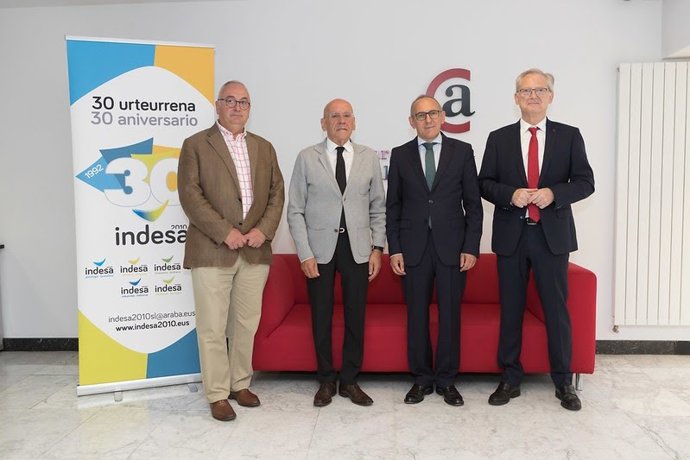 El diputado general de Álava, Ramiro Gónzález, en el marco de la jornada  'Indesa 2010 al servicio de la industria alavesa/Indesa 2010 Arabako industriaren zerbitzura celebrada en Vitoria