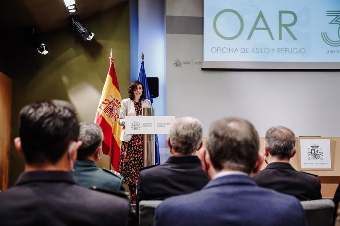Archivo - La subdirectora general de Protección Internacional, María Cruz Fajardo, interviene tras recibir la cruz al Mérito policial con distintivo blanco a la Oficina de Asilo y Refugio (OAR), con motivo de su 30 aniversario, en el Ministerio de Inte