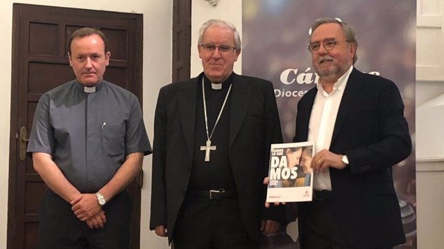 Monseñor José Ángel Saiz y el director de Cáritas, Mariano Pérez de Ayala (primero por la derecha), presentan el informe de la institución eclesial de 2021 en la Archidiócesis hispalense.