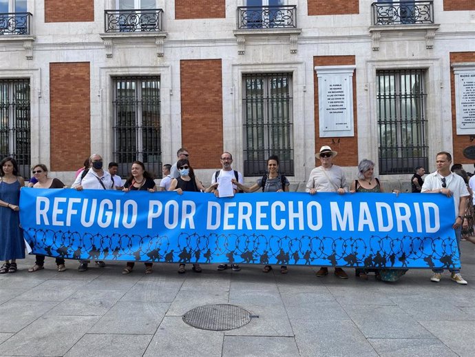 'Refugio Por Derecho Madrid' Entrega Una Carta En El Registro De La Presidencia De La Comunidad De Madrid Para La Presidenta Regional, Isabel Díaz Ayuso.