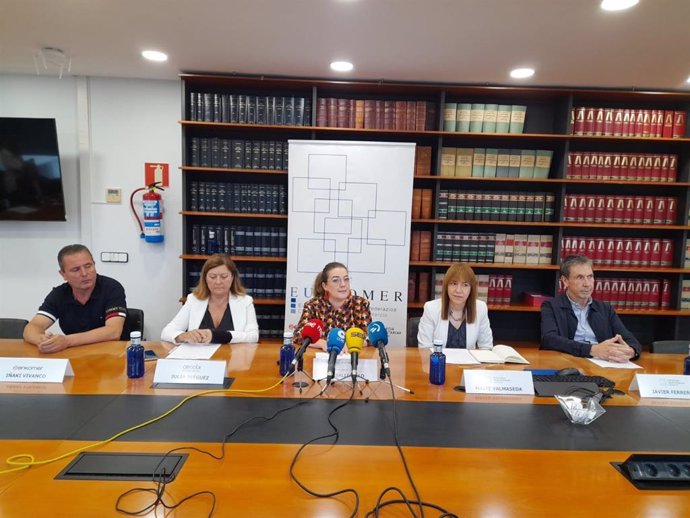 Iñaki Vivanco, Julia Diéguez, Estíbaliz Tello, Maite Valmaseda y Javier Ferreras en la rueda de prensa de Euskomer.