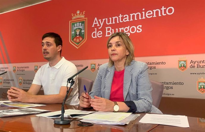 El coordinador de los campamentos inclusivos de Burgos,  Rubén Daspect, y la concejal de Servicios Sociales, Sonia Rodríguez.