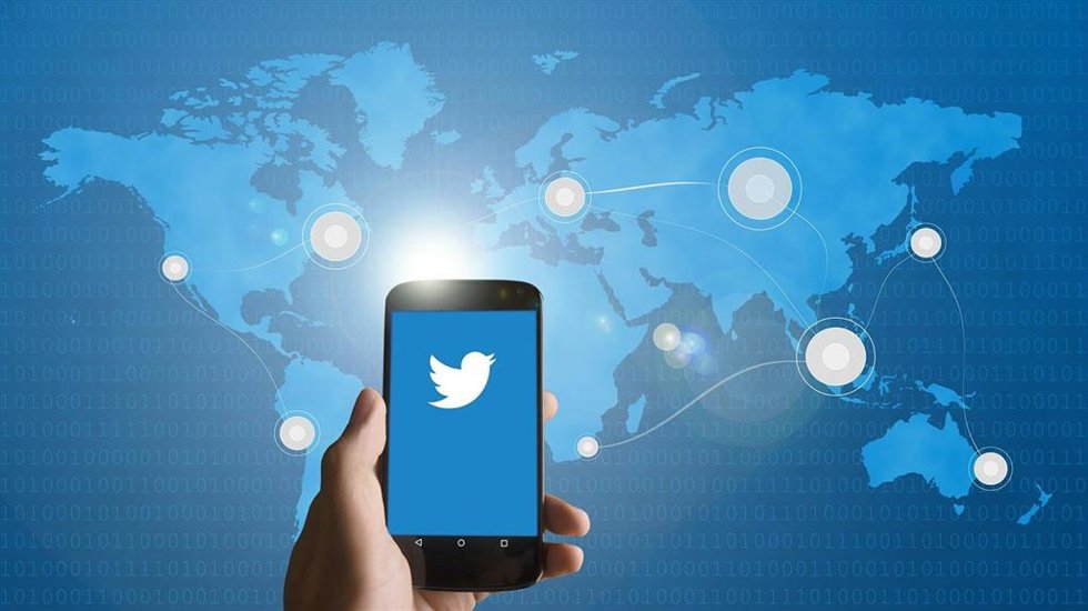 Un dispositivo móvil con la aplicación de Twitter