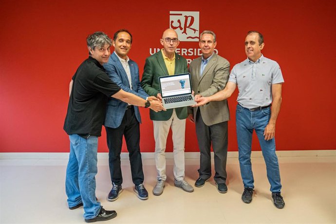 El catedrático Emilio Jiménez, el vicerrector Eduardo Fonseca, el rector Juan Carlos Ayala, y los catedráticos Javier Tardáguila y Julio Blanco En la presentación de Altavitis Technoogies