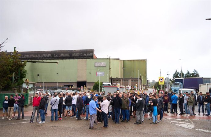 Varios trabajadores de la empresa Global Steel Wire (GSW) a las puertas de la empresa dedicada al alambrón, mientras siguen las negociaciones por la huelga en el sector 