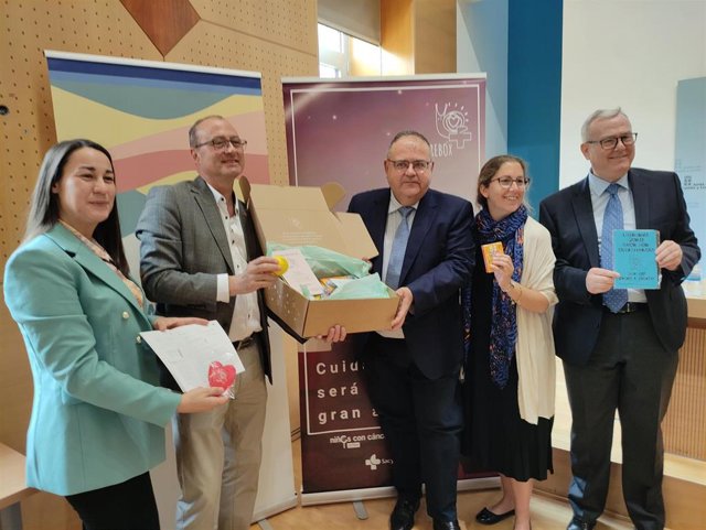 Respponsables de Sanidad, Pyfano y Fundación Inocente Inocente presentan la caja del proyecto 'carebox' para mejorar el bienestar de menores ingresados con cáncer.