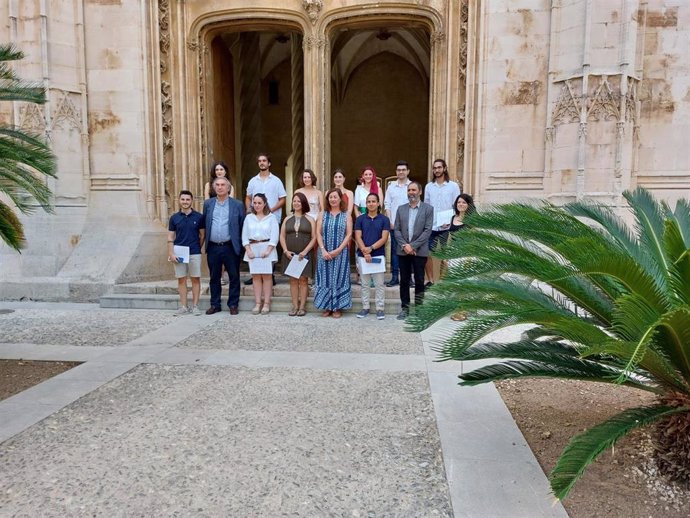 La presidenta del Govern, Francina Armengol, el conseller de Educación y Formación Profesional, Martí March, y el director general de Formación Profesional y Enseñanzas Artísticas Superiores, Antoni Baos, junto a los premiados.