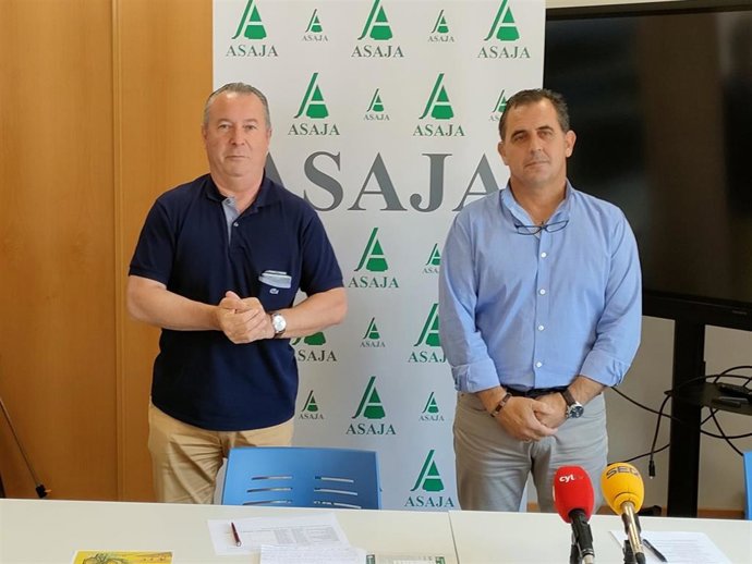 Los presidentes de Asaja Castilla y León y Salamanca, Donaciano Dujo (i) y Juan Luis Delgado (d), respectivamente, en la sede de Asaja Salamanca.