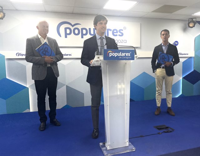 Ramón Celma, Eloy Suárez y Pedro Navarro en la sede del PP-Zaragoza.