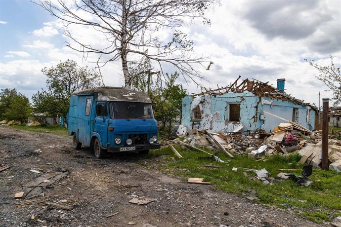 Archivo - May 17, 2022, Kharkiv, Ukraine: A destroyed village in the north of Kharkiv. Russia invaded Ukraine on 24 February 2022, triggering the largest military attack in Europe since World War II.,Image: 693240359, License: Rights-managed, Restrictio