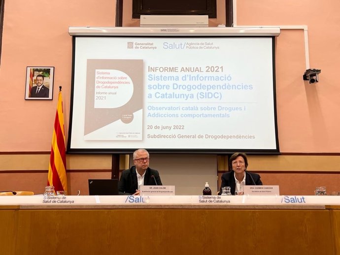 El subdirector general de Drogodependencias de Salud, Joan Colom, y la secretaria de Salud Pública de la Generalitat, Carmen Cabezas