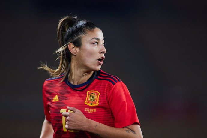 Archivo - La jugadora de la selección española Leila Ouahabi en el aprtido de clasificación para el Mundial ante Escocia en el Estadio de La Cartuja.