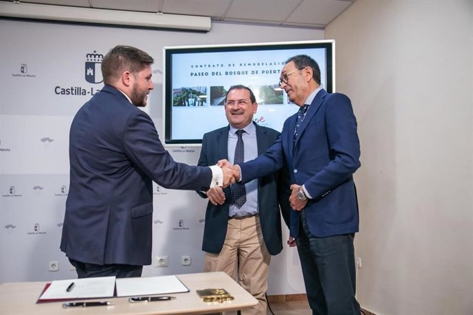 El consejero de Fomento, Nacho Hernando; el alcalde de Puertollano, Adolfo Muñiz; y el consejero de delegado de  Construcciones Sarrión, Abraham Sarrión.