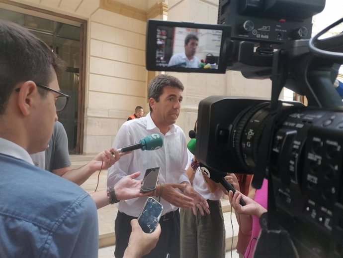 Mazón antiene a los medios en la Diputación de Alicante