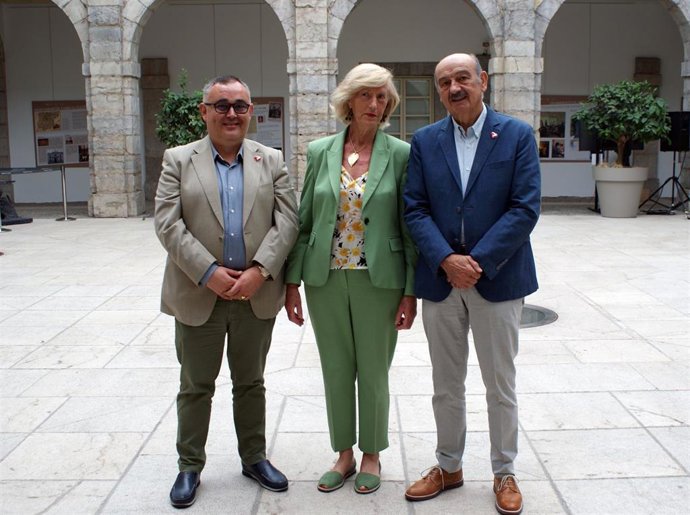 De izda a derecha: El senador autonómico José Miguel Fernández Viadero; la consejera de Educación, Marina Lombó, y el diputado nacional del PRC, José María Mazón