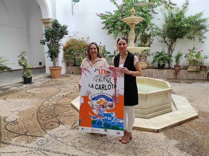 La delegada de Cultura de la Diputación de Córdoba, Salud Navajas (izda.), en la presentación del Mercado Colono de La Carlota.