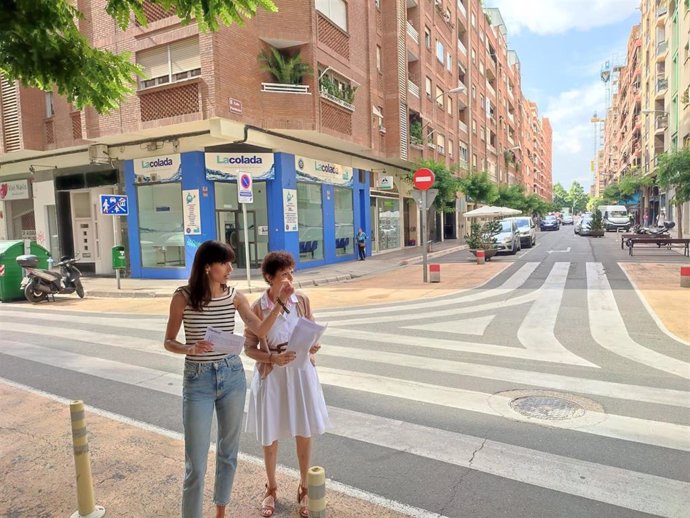 Celia Sanz y Patricia Lapeña en la calle Fundición