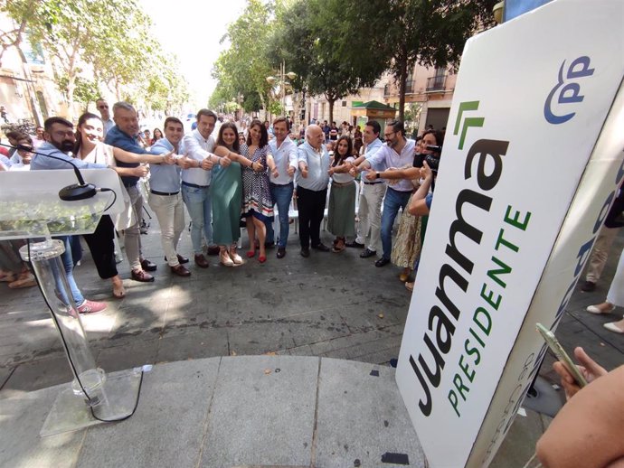 Acto de cierre de la campaña electoral del PP de Córdoba en el Bulevar del Gran Capitán, con la presencia de los miembros de la candidatura y el portavoz del PP cordobés, José María Bellido.