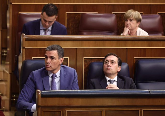 El presidente del Gobierno, Pedro Sánchez, y el ministro de Asuntos Exteriores, Unión Europea y Cooperación, José Manuel Albares