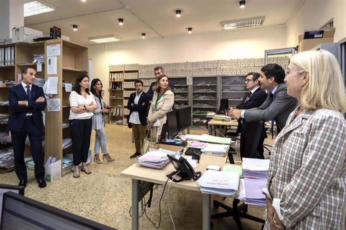 La consejera de Presidencia, Interior, Justicia y Acción Exterior, Paula Fernández, visita los juzgados de Santoña e informa de las últimas mejoras en el servicio público