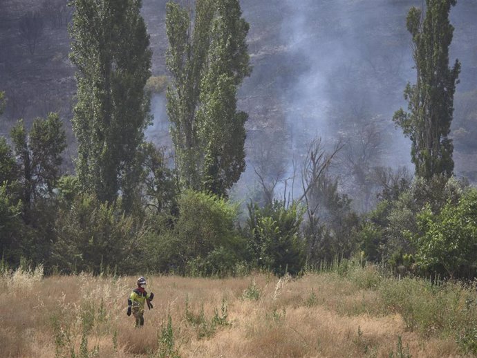 Un bombero participa en la extinción de un incendio en Ujué