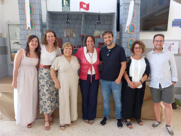 La delegada de Educación y Deporte de la Junta en Huelva, Estela Villalba, ha visitado el CEIP La Rábida, de la localidad onubense de El Campillo, centro reconocido como  PROA+.