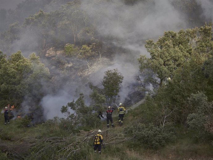 Varios bomberos apagan el fuego en la zona de Ujué