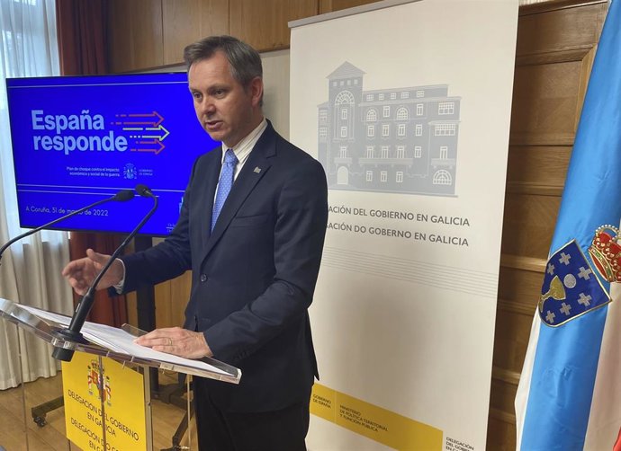 Archivo - El delegado del Gobierno en Galicia, José Miñones, en una rueda de prensa.