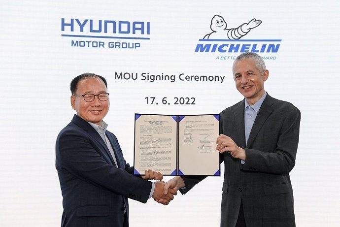 Firma del acuerdo entre Hyundai y Michelin, con la presencia de Bong-soo Kim, Vicepresidente y Jefe del Centro de Desarrollo de Chasis de Hyundai Motor Group, y Georges Levy, Vicepresidente Ejecutivo de Equipos Originales para Automoción de Michelin