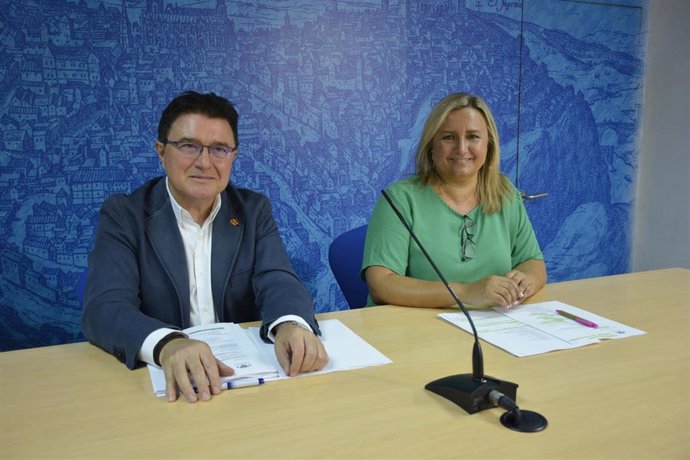 Los concejales de Cultura, Teo García, y Festejos, María Teresa Puig, del Ayuntamiento de Toledo