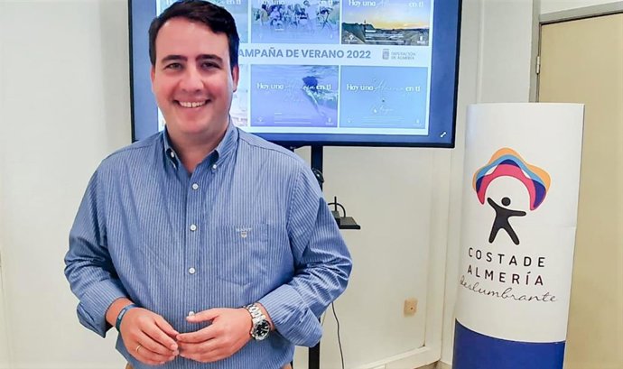 El diputado Fernando Giménez con la imagen promocional de 'Hay una Almería en ti, la tuya'