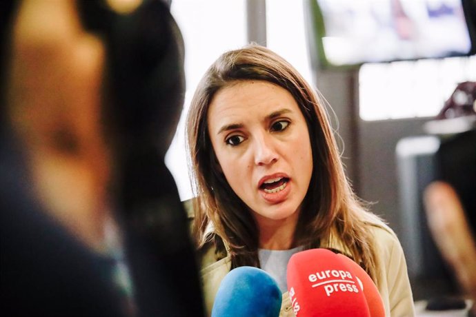 Archivo - La ministra de Igualdad, Irene Montero, responde a los medios en la clausura de una jornada.