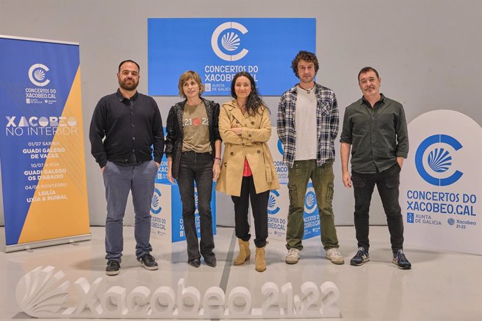 La directora de Turismo de Galicia, Nava Castro, junto a los artistas Guadi Galego, Santi Cribeiro y Roberto Rama en la presentación del ciclo de conciertos 'Xacobeo no Interior'.