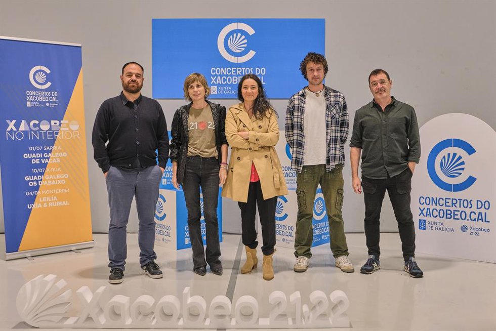 La directora de Turismo de Galicia, Nava Castro, junto a los artistas Guadi Galego, Santi Cribeiro y Roberto Rama en la presentación del ciclo de conciertos 'Xacobeo no Interior'.