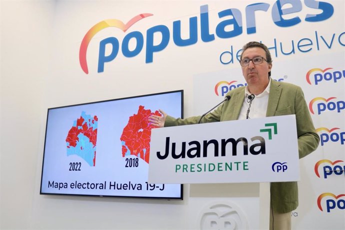El presidente del PP de Huelva y candidato número dos por la provincia al Parlamento andaluz en las elecciones de Andalucía, Manuel Andrés González, este lunes en rueda de prensa.
