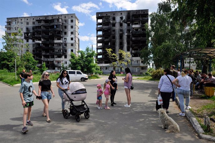 Varias personas delante de edificios dañados por los bombardeos en la localidad ucraniana de Borodianka