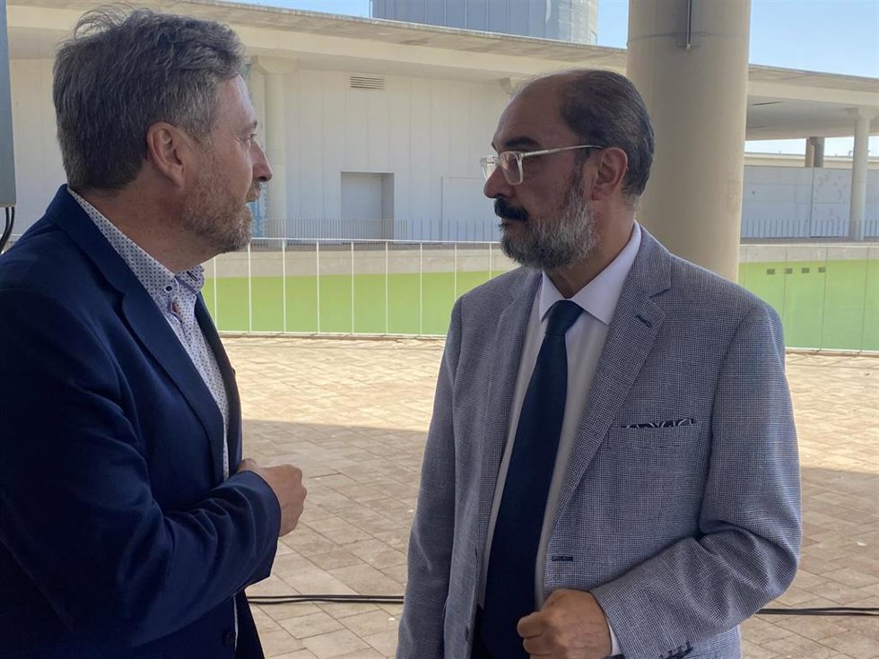 El presidente del Gobierno de Aragón, Javier Lambán, y el consejero de Vertebración del Territorio, Movilidad y Vivienda, José Luis Soro, en los 'cacahuetes' de la Expo.