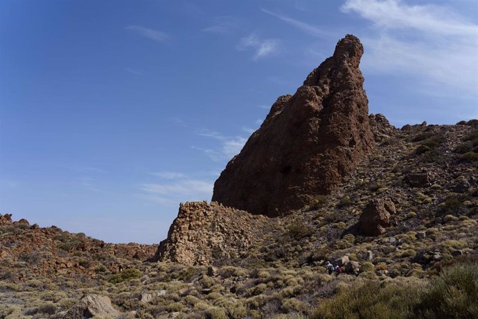 Archivo - Senderistas en el Parque Nacional del Teide