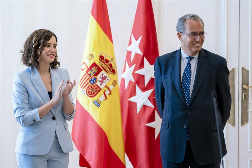 El hasta ahora consejero de Educación y Universidades de la Comunidad de Madrid, Enrique Ossorio, y la presidenta de la Comunidad de Madrid, Isabel Díaz Ayuso, en el acto de toma posesión como vicepresidente del Gobierno regional
